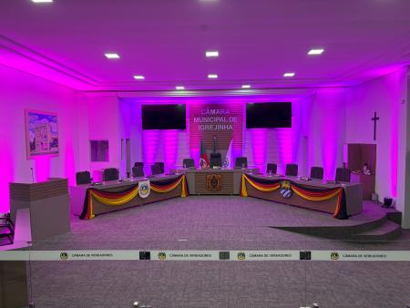 Câmara de Igrejinha celebra a Oktoberfest e o Outubro Rosa com decoração temática